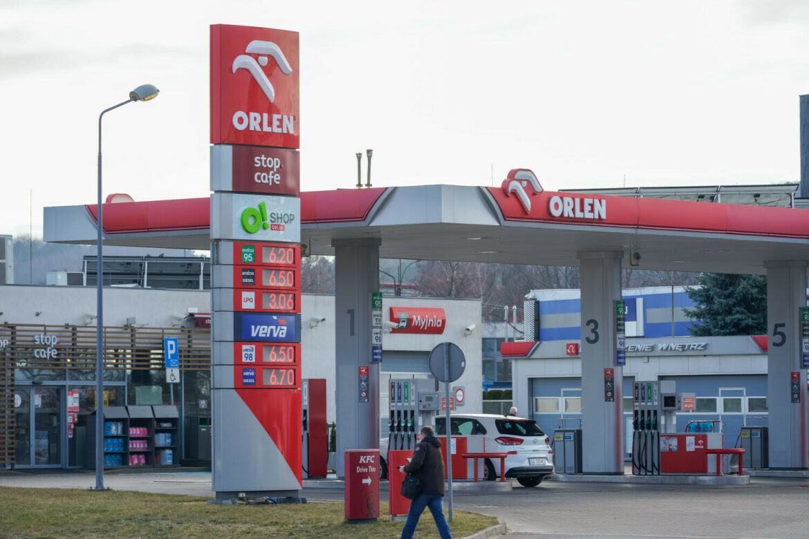 Koncern Paliwowy Dwukrotnie W Jednym Tygodniu Polski koncern paliwowy przekazał ogrzewane namioty, paliwo i żywność