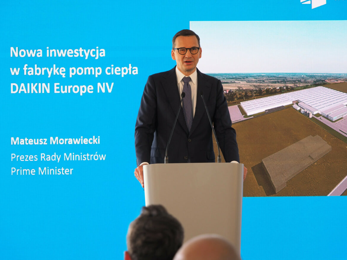 Premier Morawiecki na otwarciu fabryki pomp ciep?a Daikin Europe