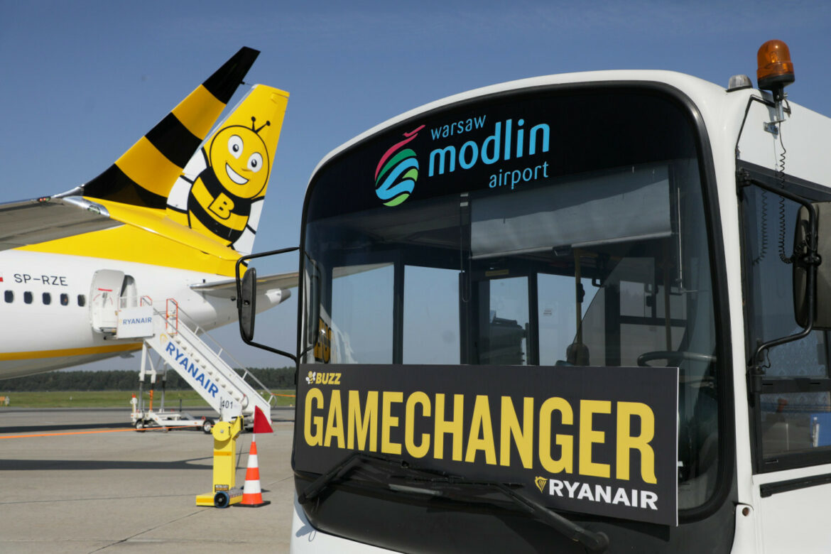 Pierwszy B737-8200 Gamechanger w barwach BUZZ