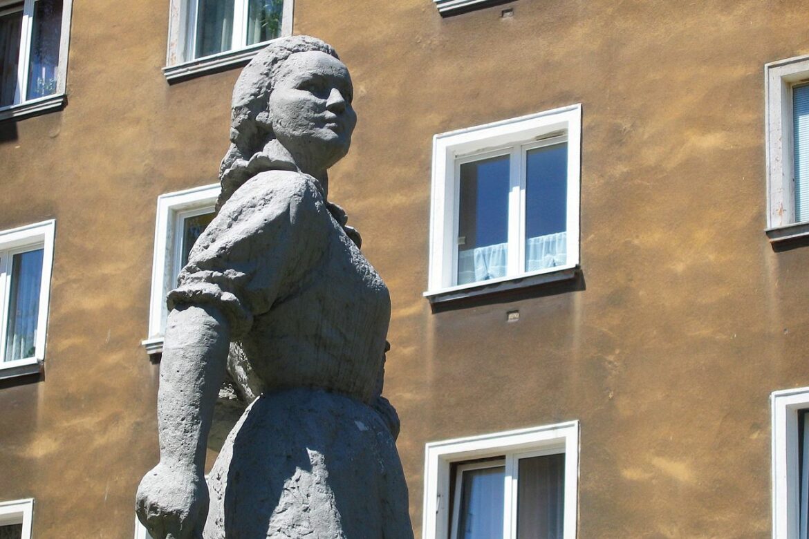 Robotnica_z_kielnią_na_osiedlu_A