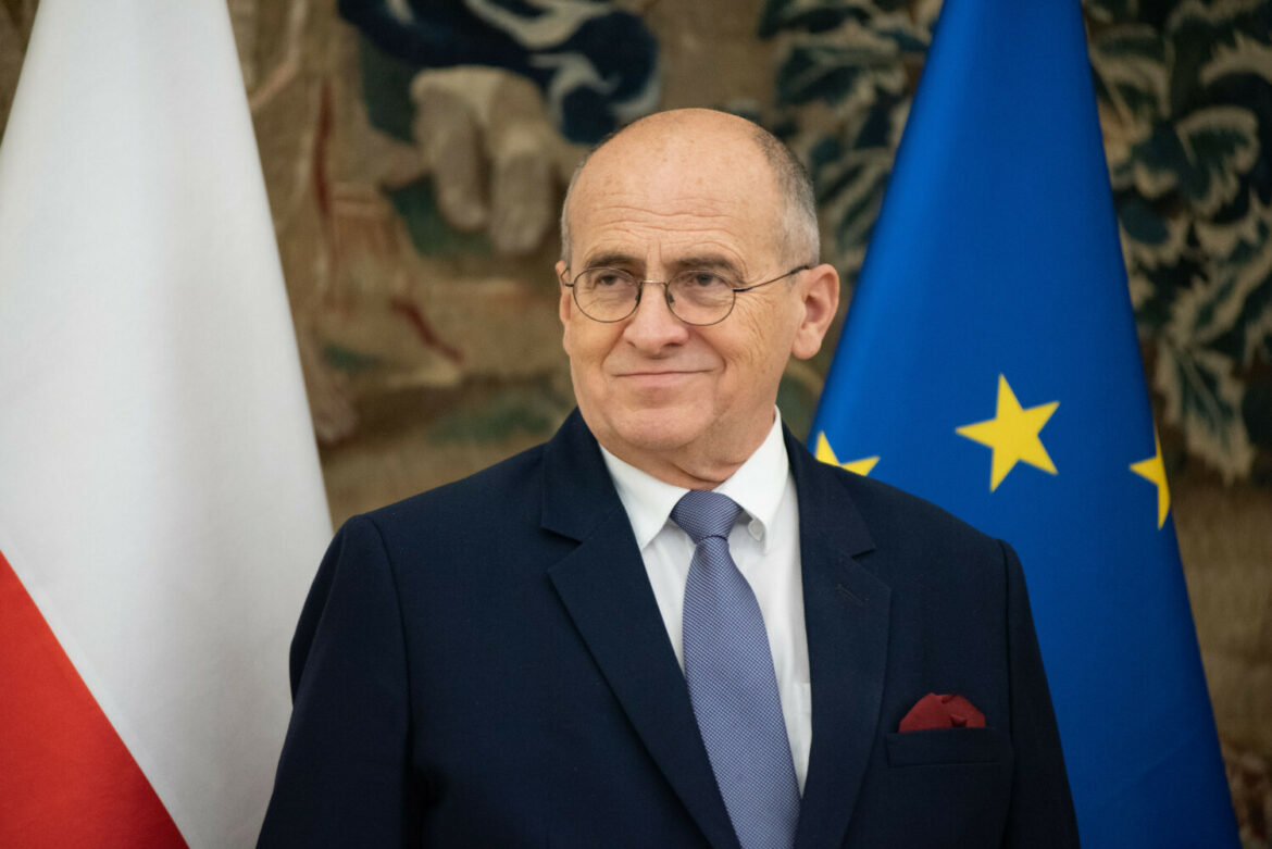 Minister Zbigniew Rau wr?cza nagrod? Pro Dignitate Humana