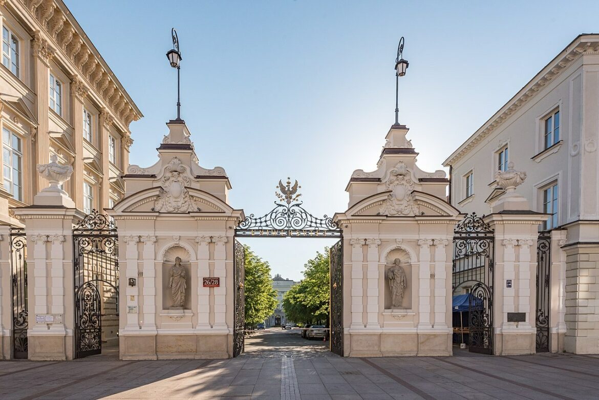 Warszawa,_ul._Krakowskie_Przedmieście_26,_28_20170517_001