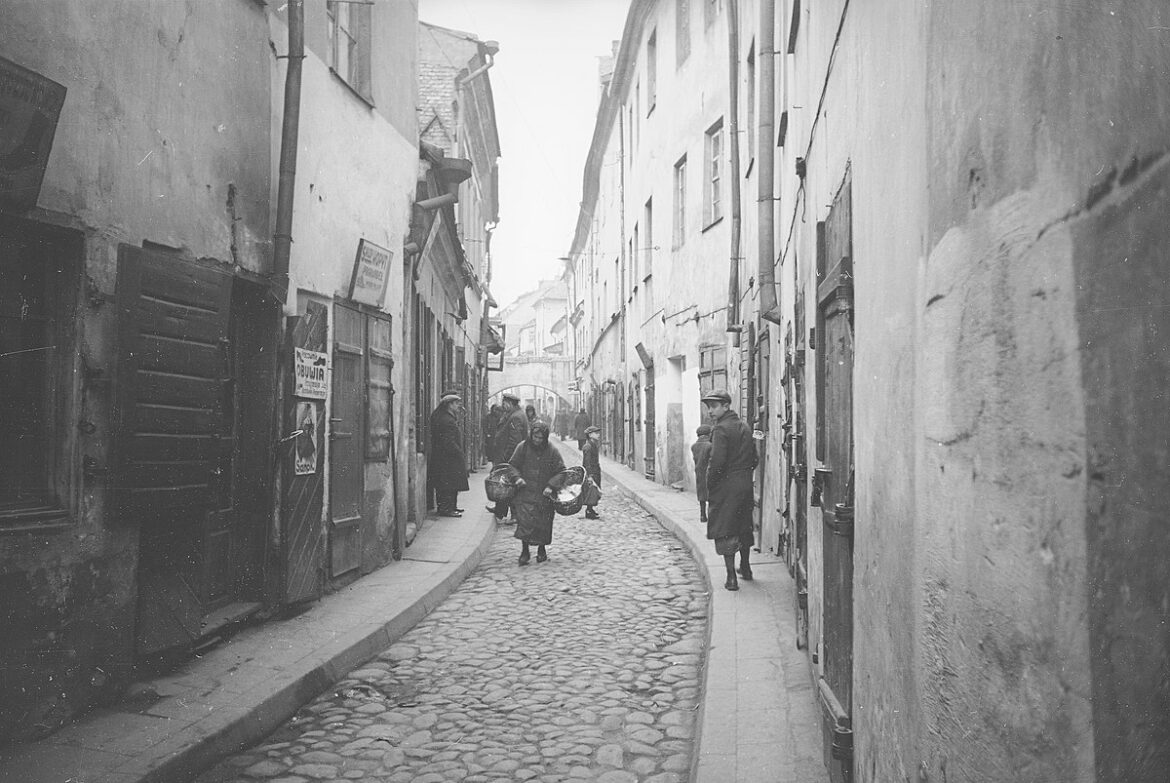 1200px-Vilnia,_Jatkovaja._Вільня,_Ятковая_(H._Poddębski,_1937)