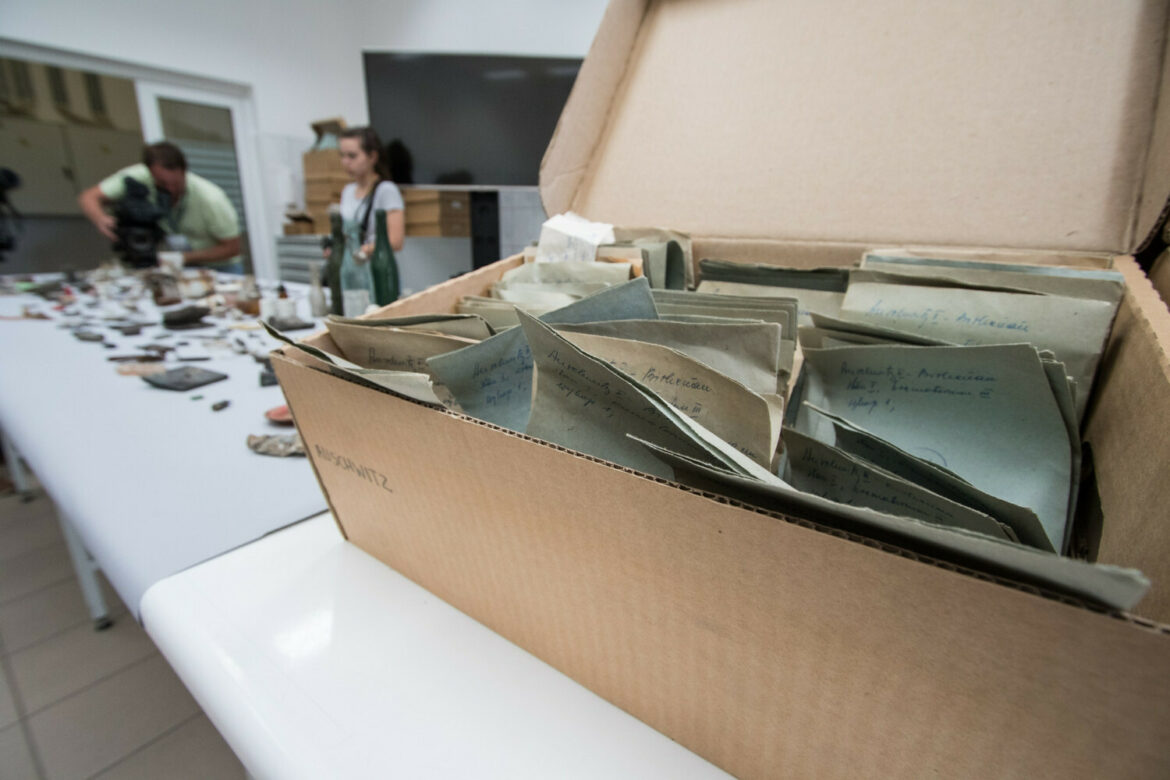 Prezentacja odnalezionych rzeczy osobistych wi??niów Auschwitz